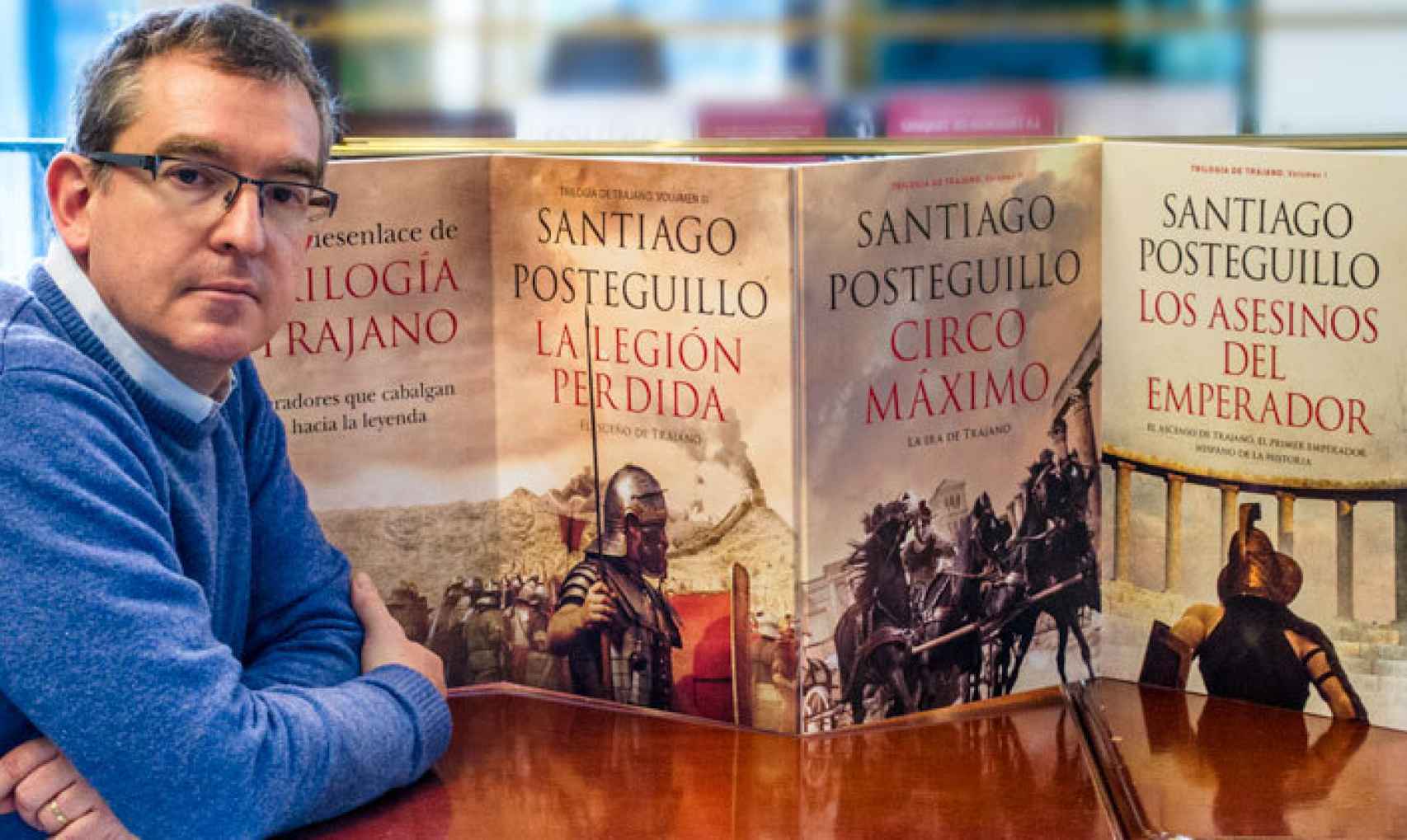 Santiago Posteguillo posa con algunos de sus libros.