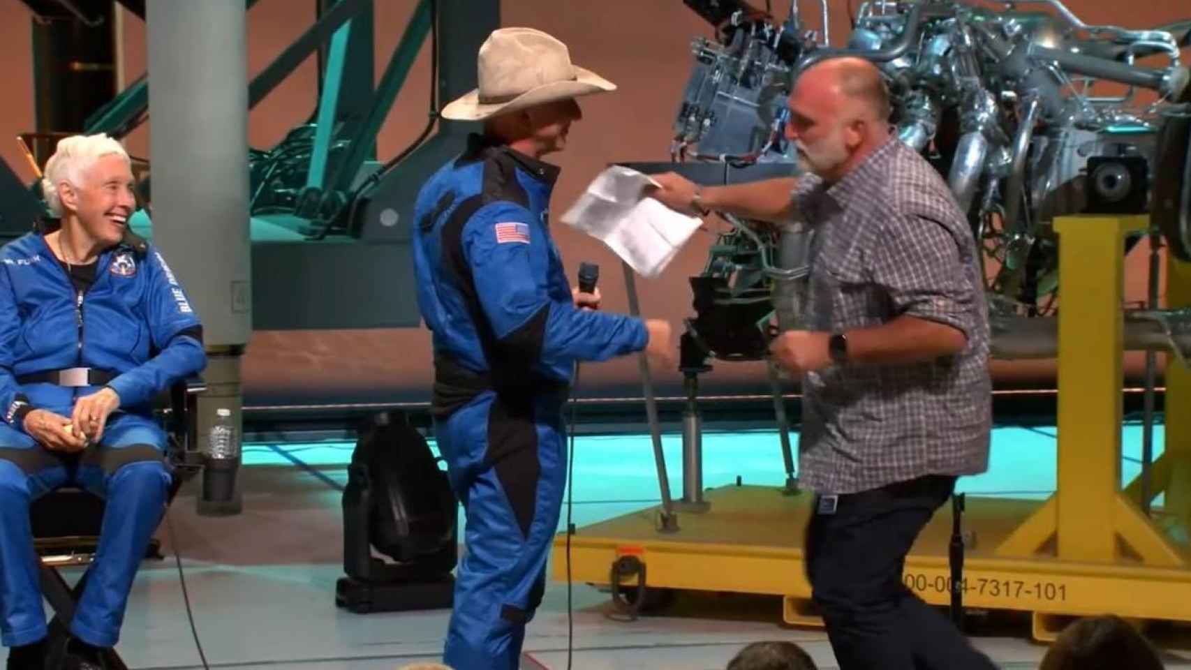 Jeff Bezos abraza a José Andres tras su primera misión espacial tripulada.