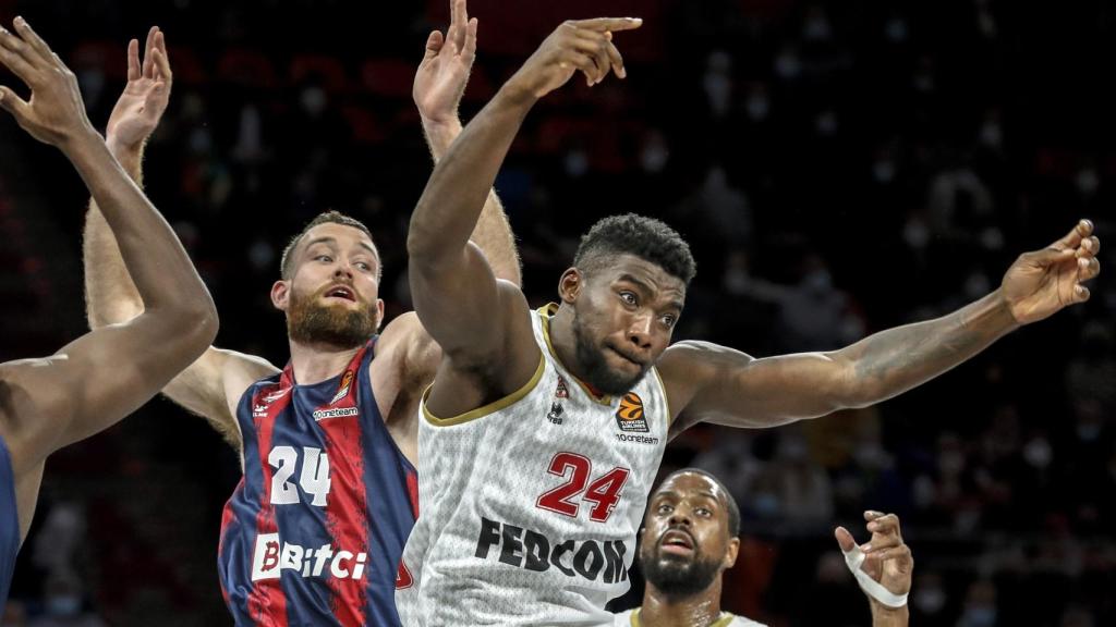 Matt Costello conrta Billy Ouattara en el Baskonia - AS Monaco