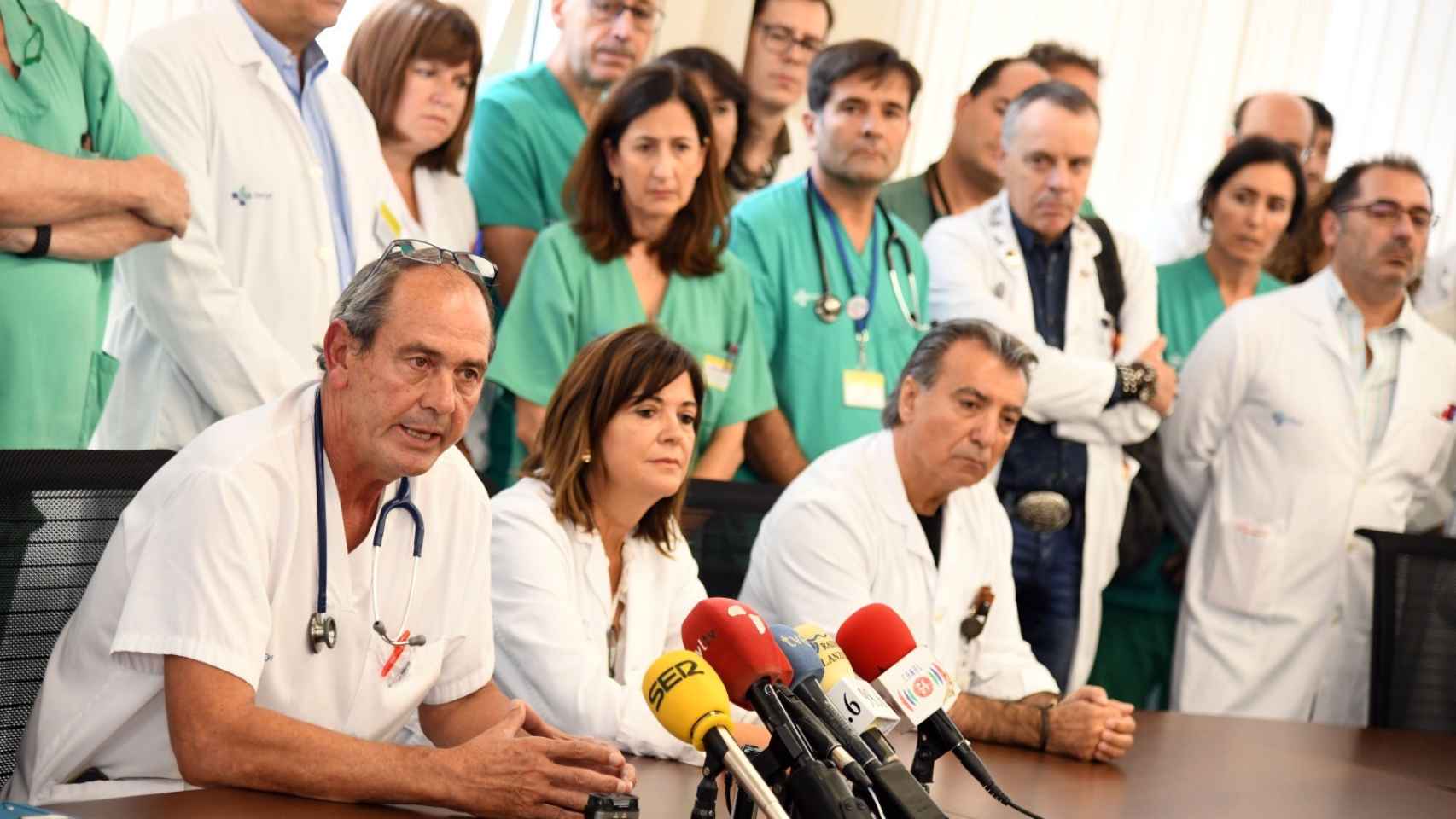 Carlos García Girón, a la izquierda, durante una rueda de prensa