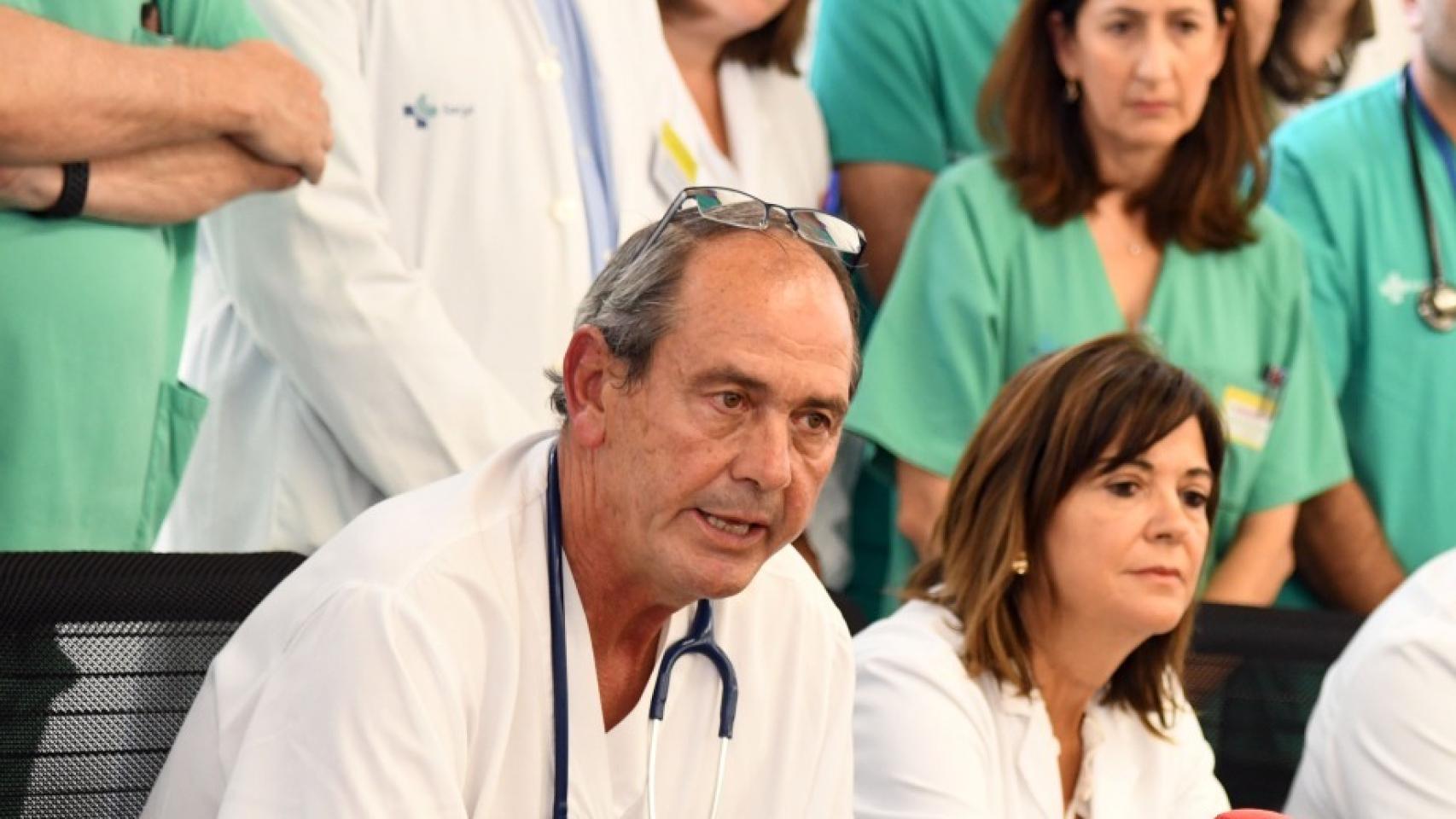 El oncólogo García Girón durante una rueda de prensa pasada