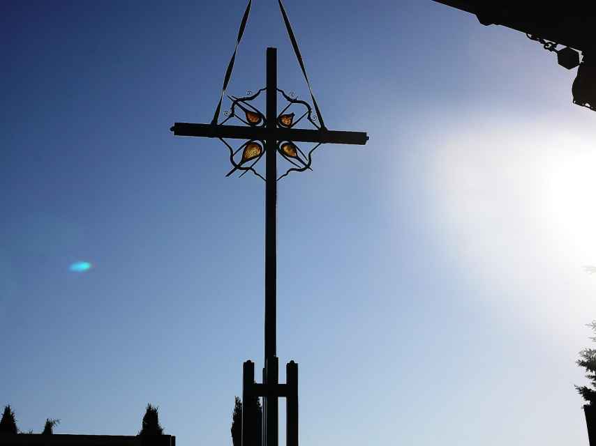 Instalación de la nueva cruz del Cementerio de San Atilano creada por Coomonte