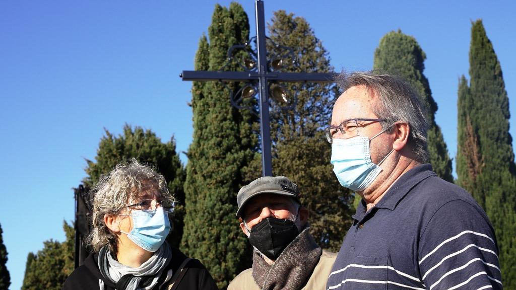 Un momento de la instalación de la nueva cruz del Cementerio de San Atilano creada por Coomonte