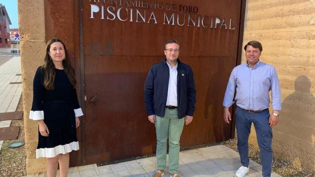 Concejales Partido Popular de Toro a la entrada de las piscinas