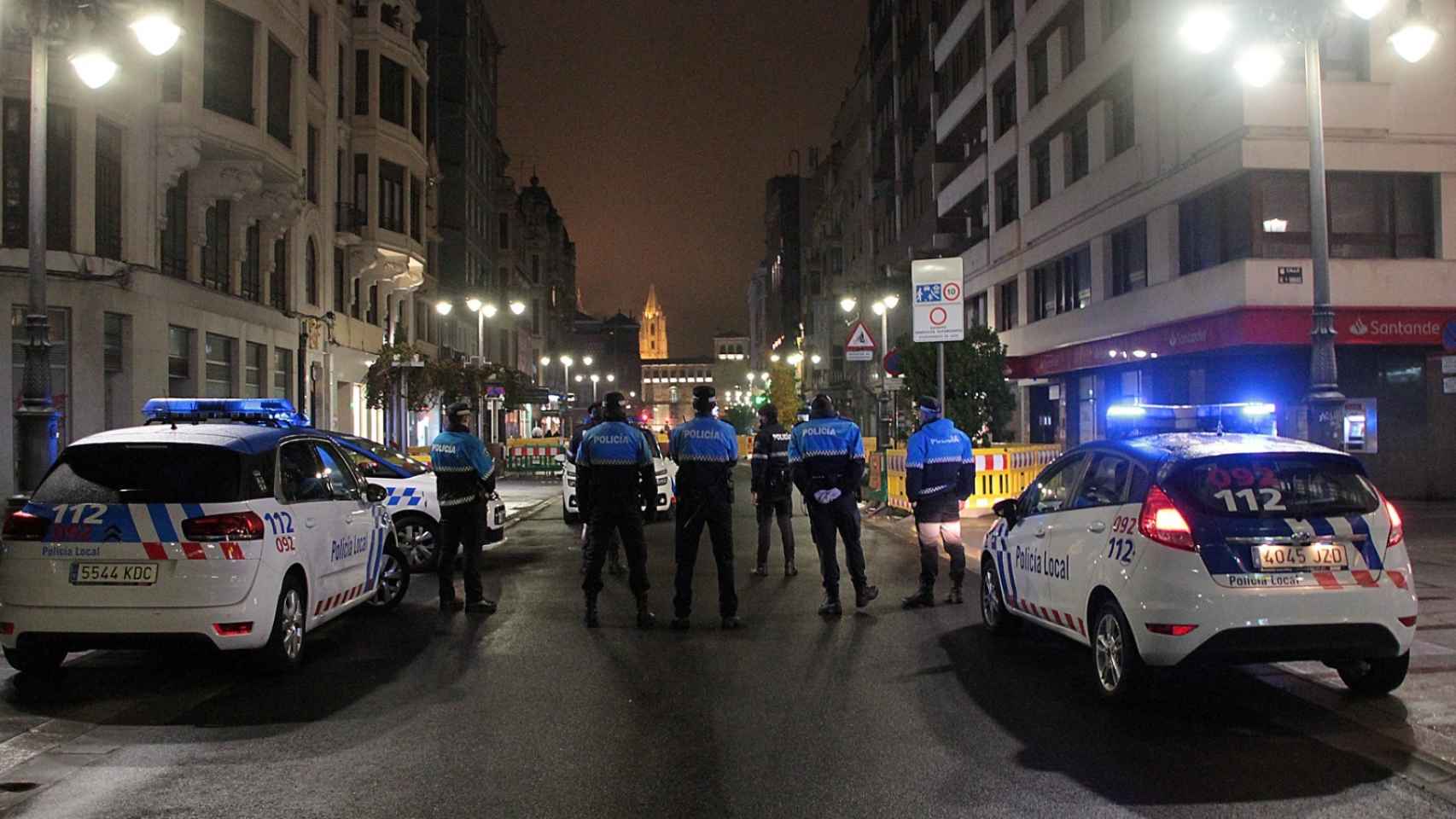 Policías en las calles de León durante el primer Estado de Alarma