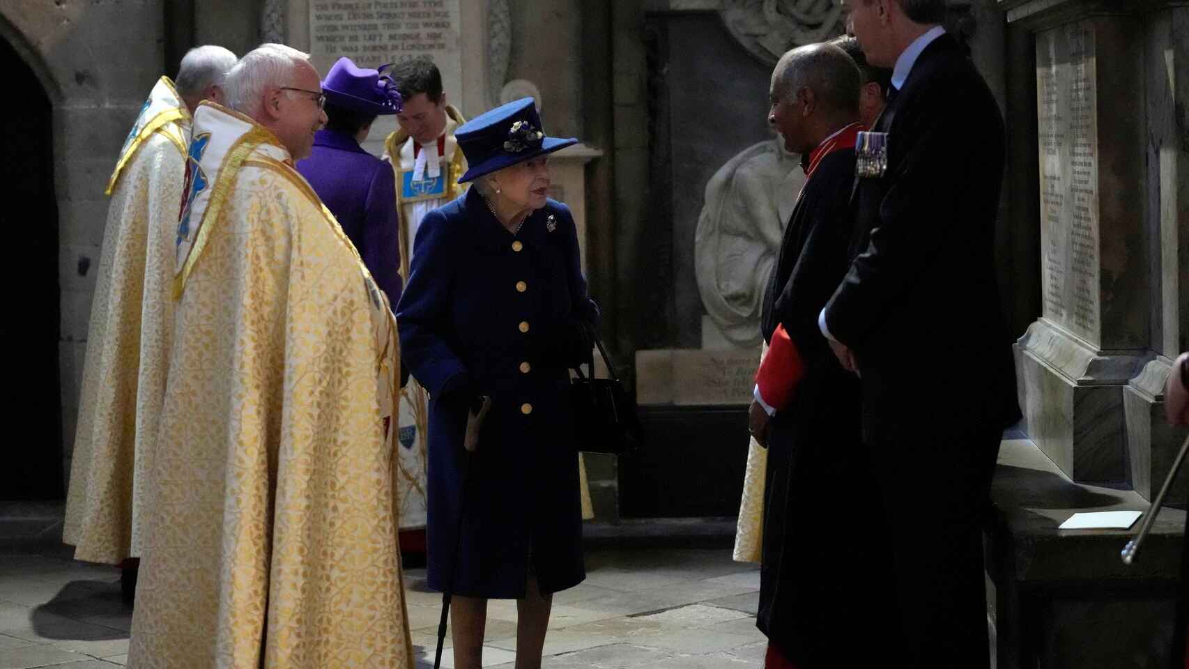 Isabel II usando bastón en un acto religioso en Londres.
