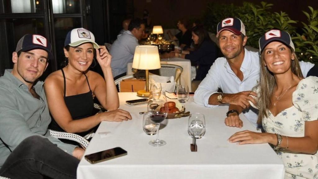 Ana Boyer y Fernando Verdasco junto a Tamara Falcó e íñigo Onieva, luciendo las gorras de su marca.