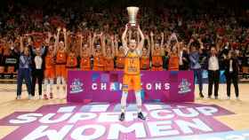 Las jugadoras del Valencia Basket levantan el título de la Supercopa de Europa
