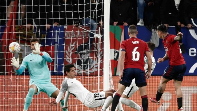 'Chimy' Ávila marca su gol ante el Granada