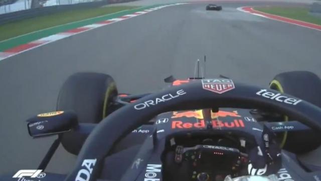 Max Verstappen haciendo una peineta a Lewis Hamilton