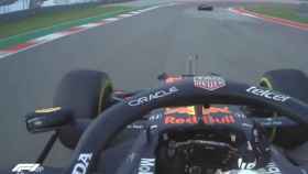 Max Verstappen haciendo una peineta a Lewis Hamilton