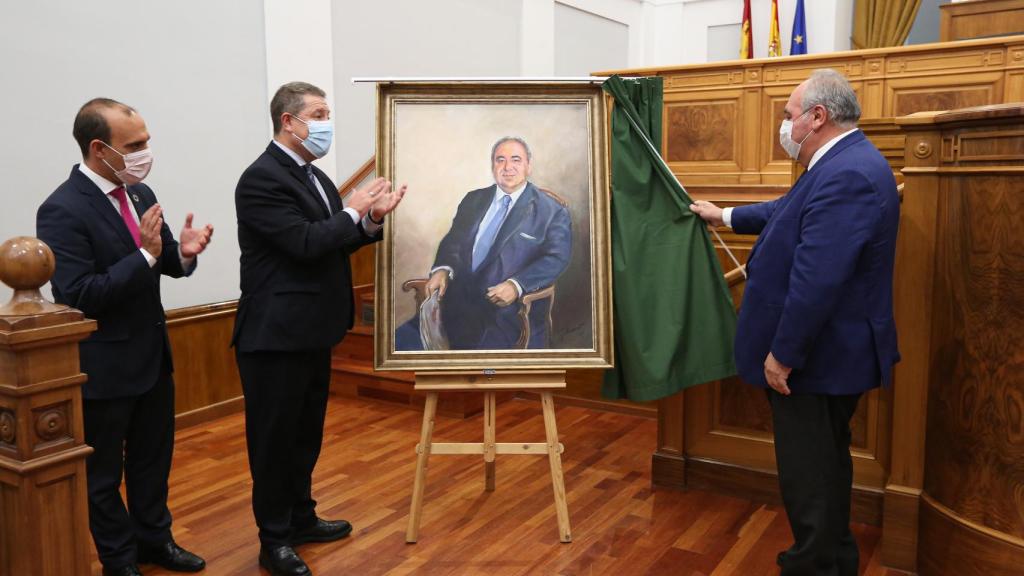 Pablo Bellido, Emiliano García-Page y Vicente Tirado, de izquierda a derecha, junto al retrato del expresidente de las Cortes.