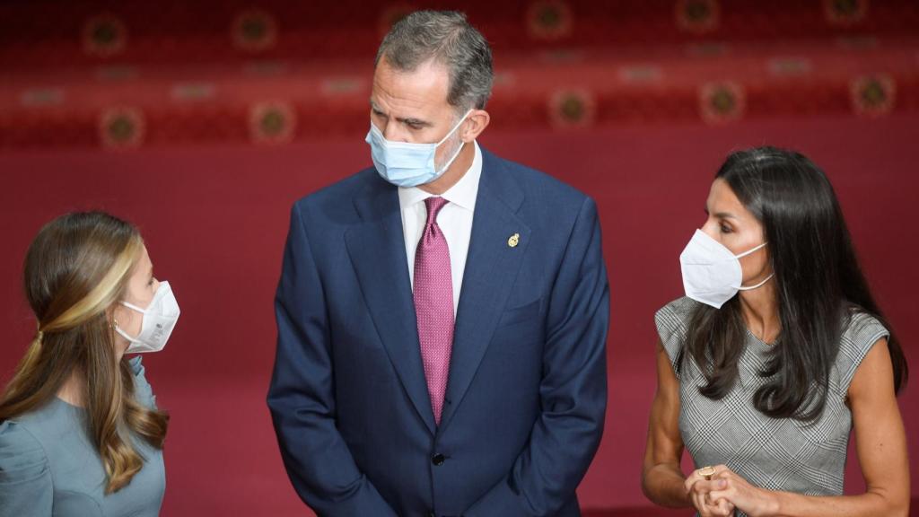 Los reyes Felipe y Letizia, y la princesa Leonor conversan antes de la audiencia mantenida con los galardonados con los Premios Princesa de Asturias 2021, este viernes en el Hotel La Reconquista de Oviedo.