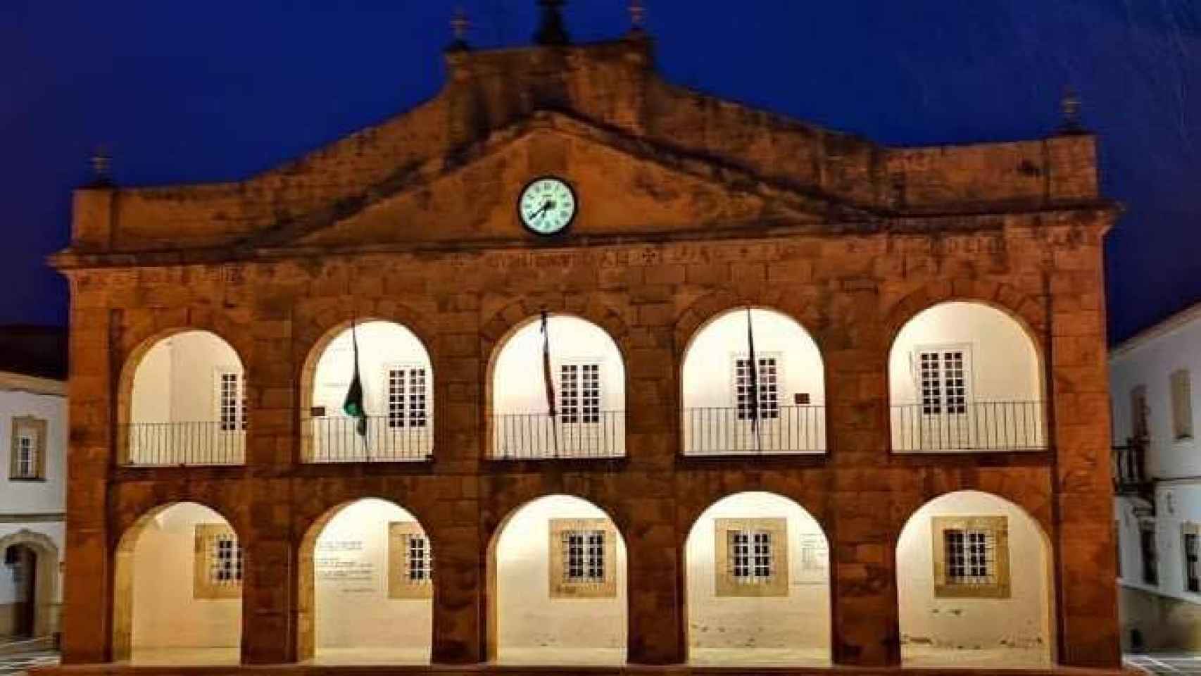 El Ayuntamiento de Cortes de la Frontera.