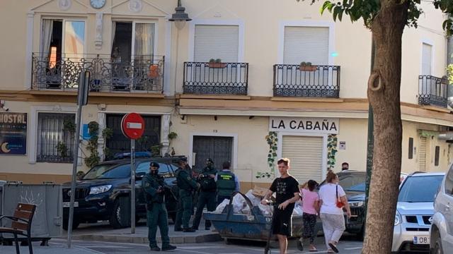 Convoy de la Guardia Civil en el perímetro de seguridad de la operación.