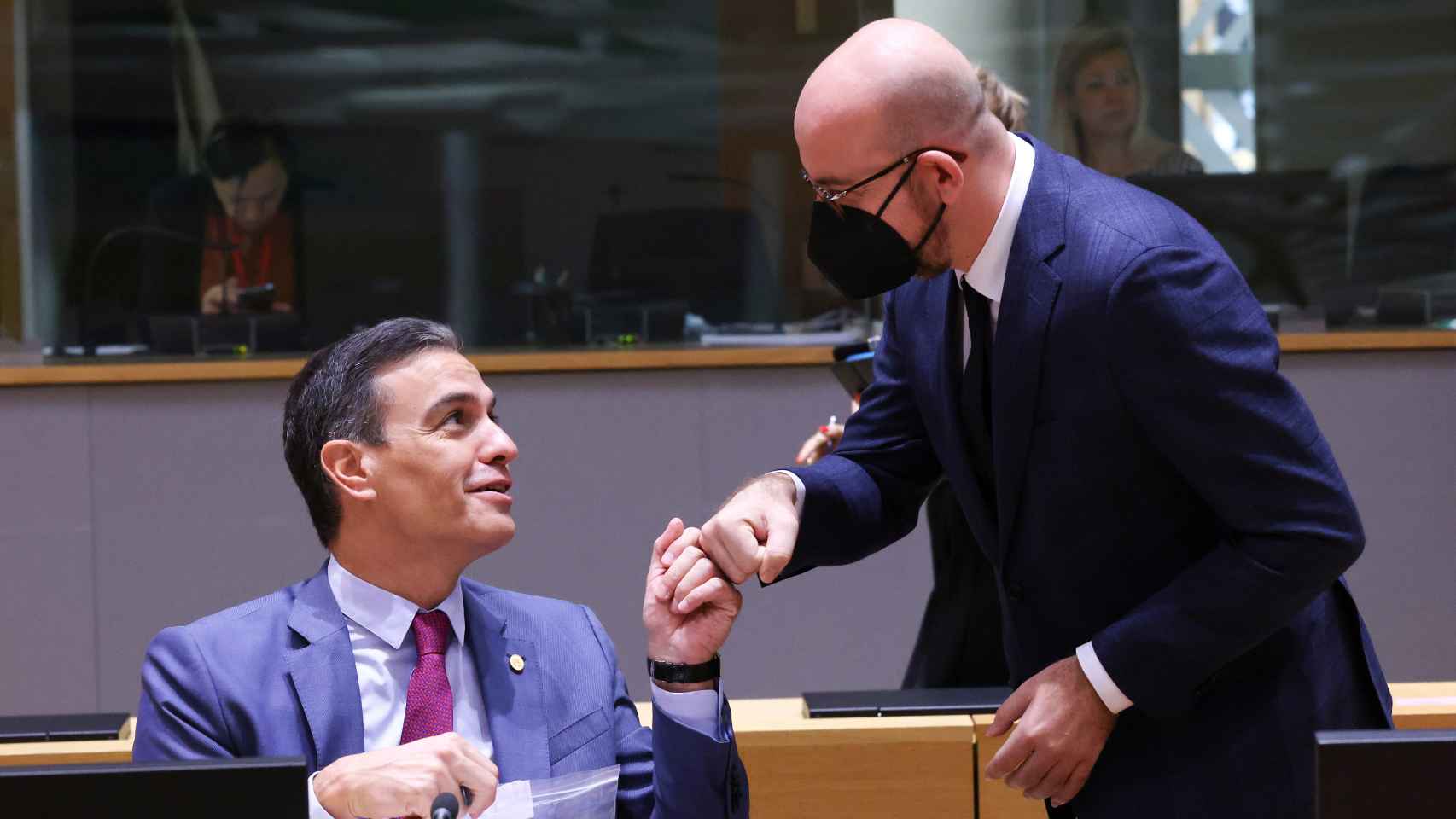 Pedro Sánchez saluda a Charles Michel durante el Consejo Europeo de este viernes