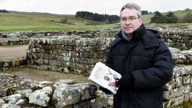 Santiago Posteguillo en el Muro de Adriano, escenario de su novela 'Y Julia retó a los dioses.