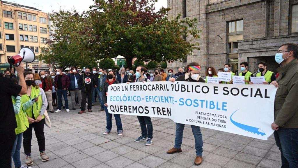 Concentración en A Coruña en defensa de un ferrocarril público y sostenible.