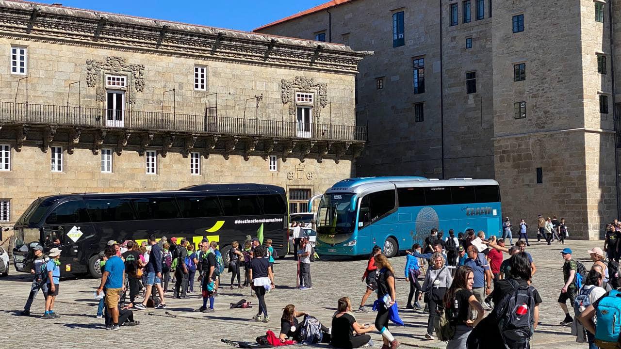 Dos autobuses en la Praza do Obradoiro (Cedida).