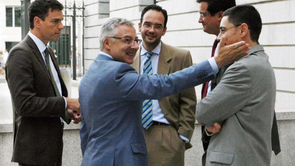 Pedro Sánchez, Antonio Hernando y Óscar López rodean a José Blanco, que acaricia a su jefe de prensa.