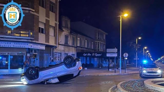 Coche volcado en la glorieta de Cuatrovientos en Ponferrada