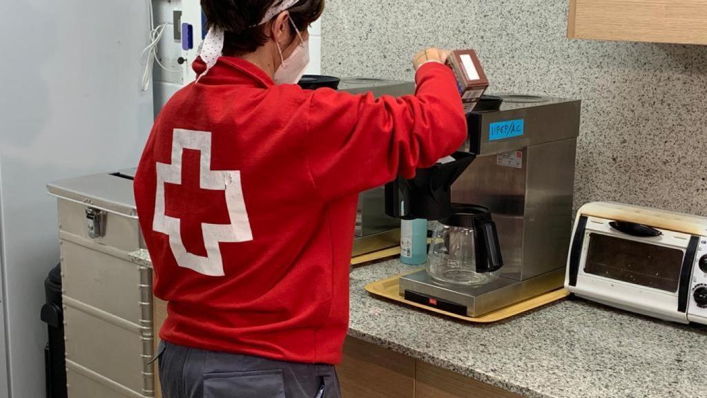 Una de las voluntarias de la ONG preparando café para repartir en las visitas.