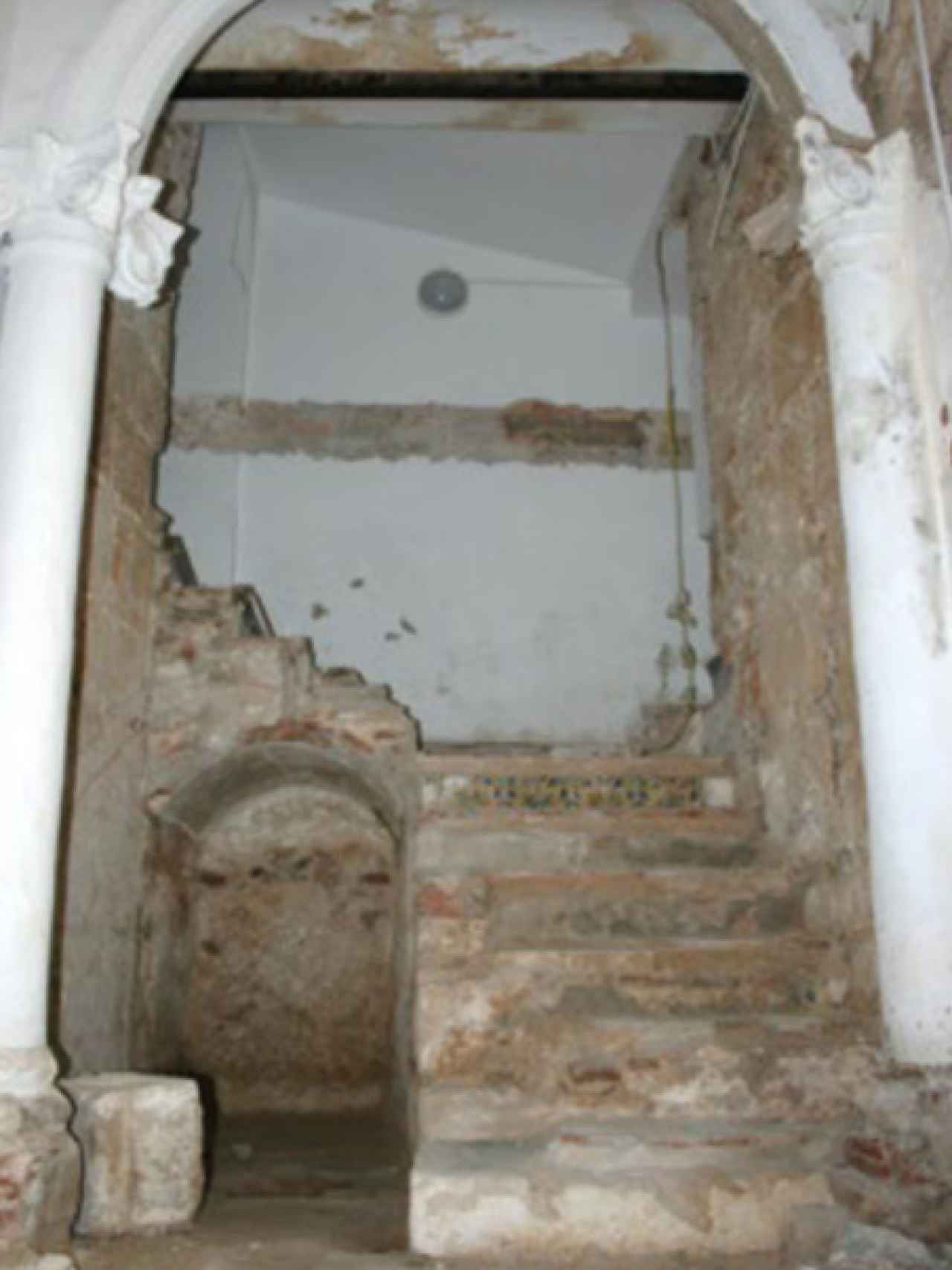 Escalera del siglo XVIII y pilares y arcos del XIX