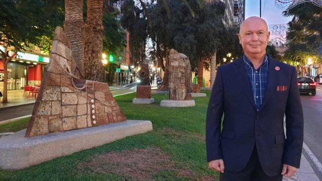 El director de Ivitra, Vicent Martines, ante el monumento a la Constitución en Alicante, colabora en este equipo internacional de investigación.