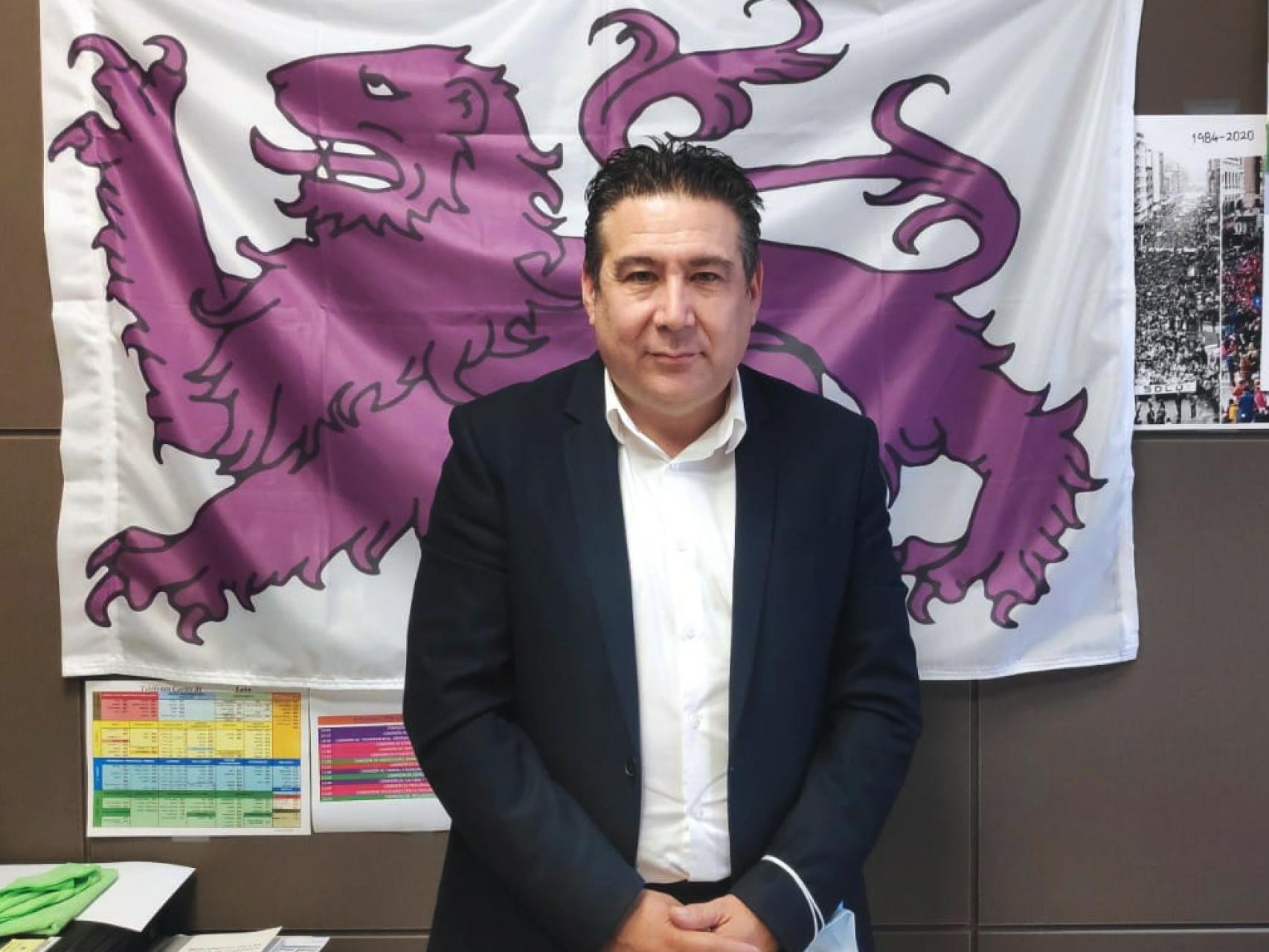 Luis Mariano Santos Reyero, ante la bandera del Reino de León, en su despacho de las Cortes