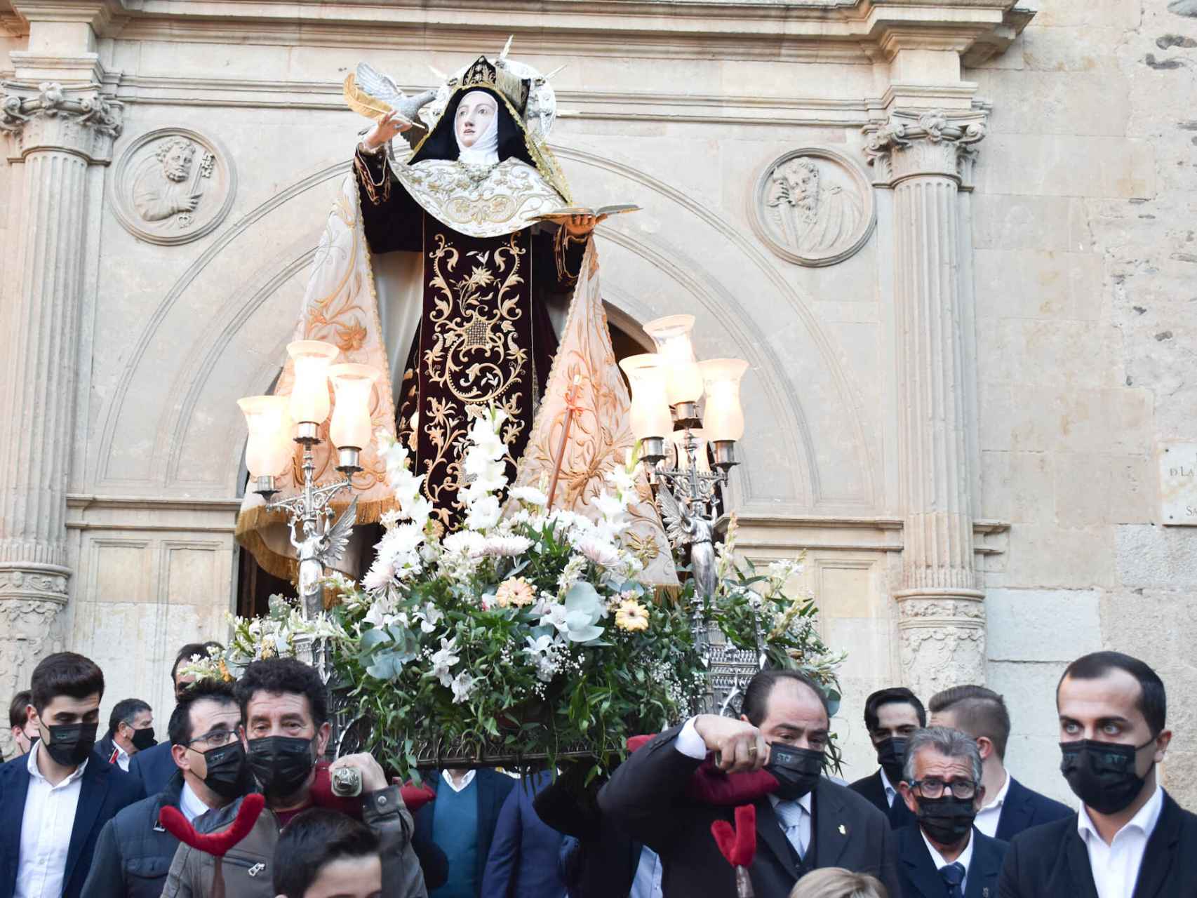 Santa Teresa de Jesús entra en clausura entre aplausos y vítores de los albenses