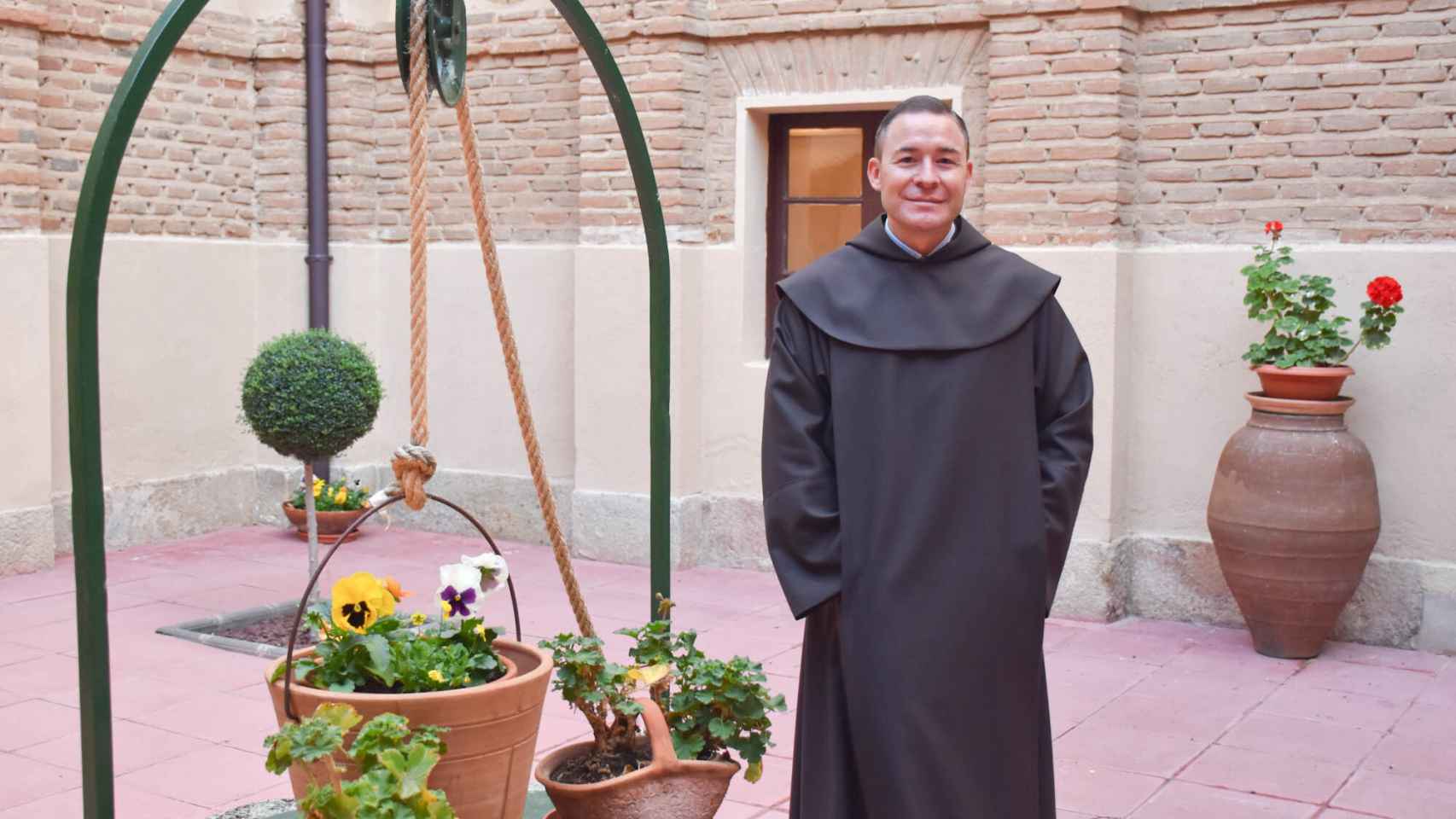 El Prior Miguel Ángel González, en el claustro del convento de San Juan de la Cruz, en Alba de Tormes
