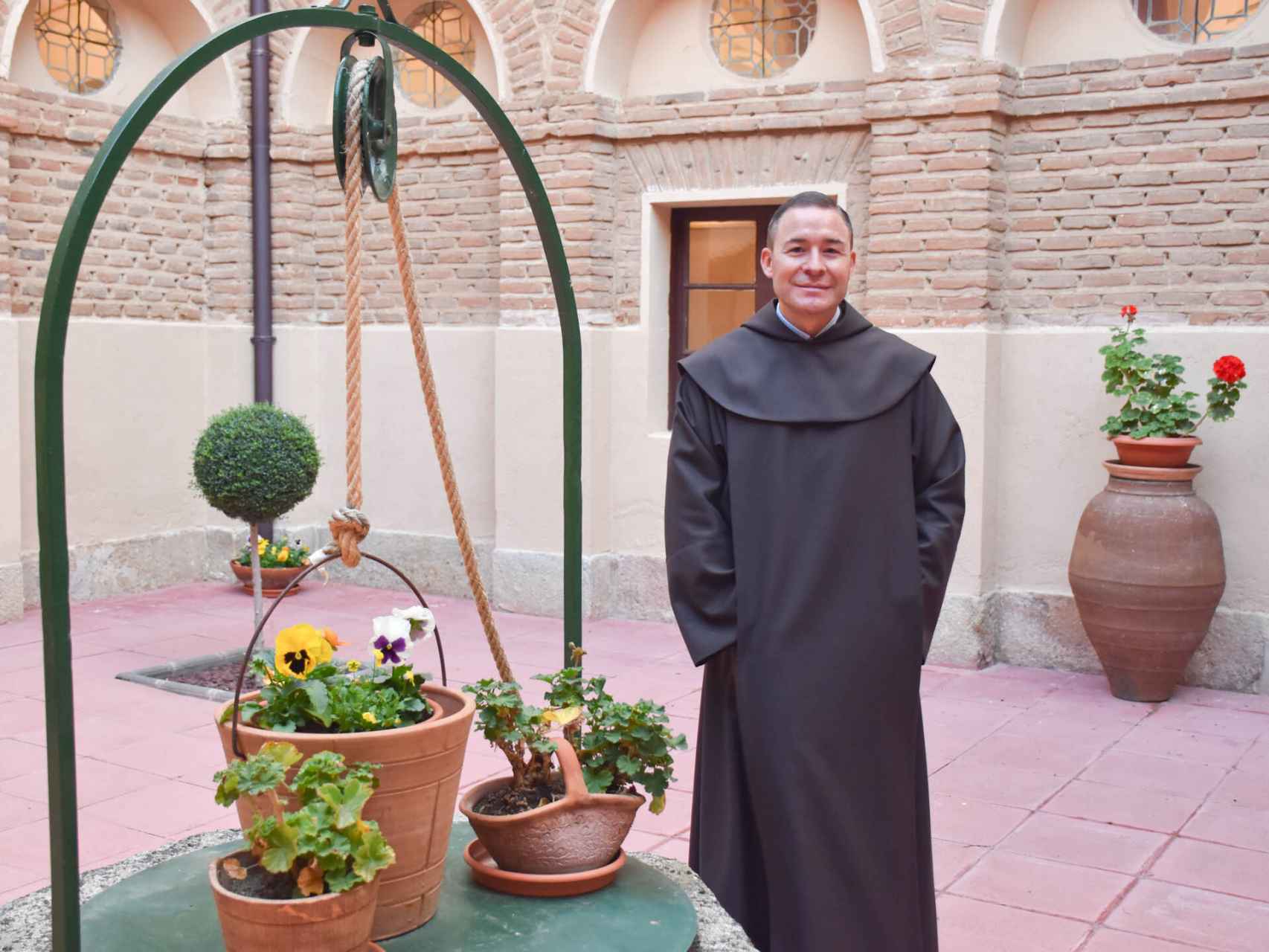 El prior Miguel Ángel González, en el claustro del convento de San Juan de la Cruz, en Alba de Tormes