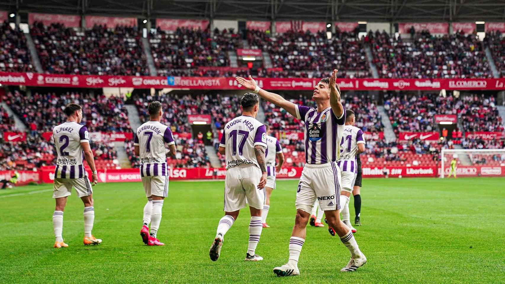 Aguado celebra con los aficionados del Real Valladolid el primer gol de su equipo