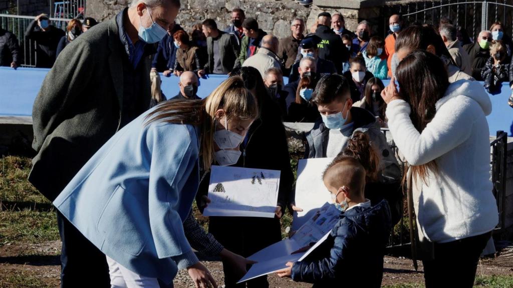 Los Reyes y sus hijas han recibido bonitos regalos de los habitantes de Santa María del Puerto.