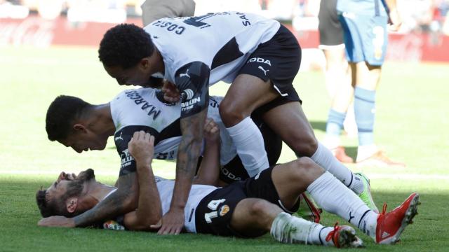 Los jugadores del Valencia celebran el gol de Gayà en La Liga 2021/2022