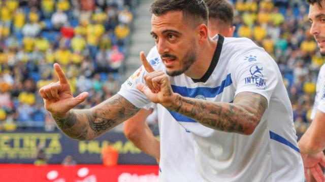 Joselu celebra uno de sus goles contra el Cádiz