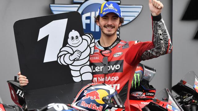 Pecco Bagnaia celebra la pole lograda en el circuito de Misano.