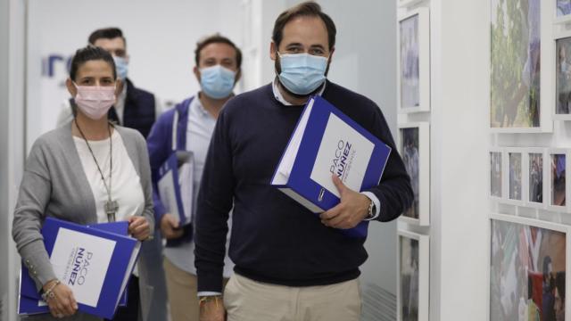 Paco Núñez, con una carpeta llena de avales, a su llegada a la sede del PP de Castilla-La Mancha.