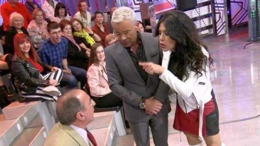Maite Galdeano discutiendo en directo con un señor de público ante la atenta mirada de Jorge Javier.