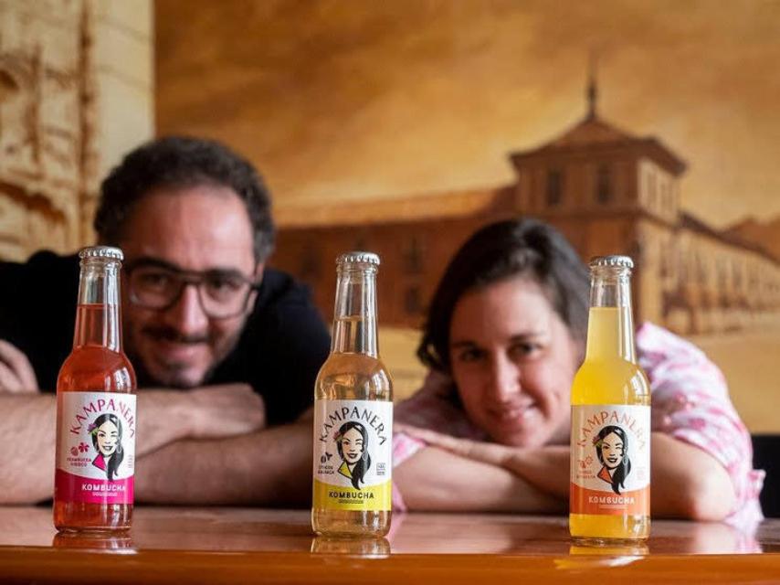 Lucía Miguel y Carlos Cebrián con varias botellas de su kombucha 'made in' Mucientes