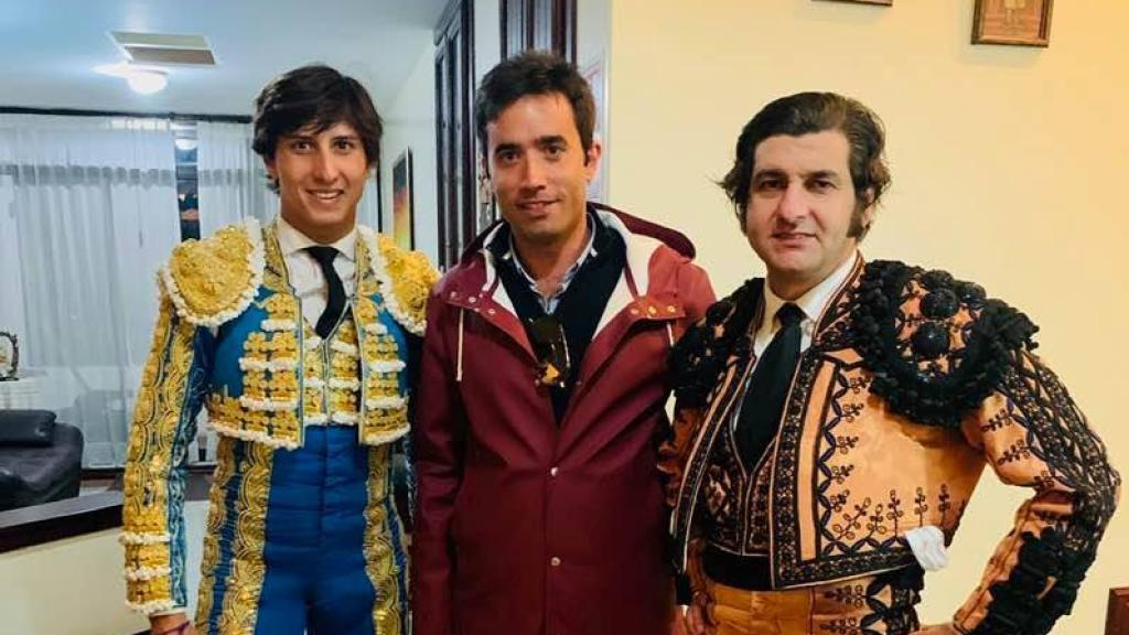 A Pedro, desde niño, le ha apasionado la tauromaquia. En la imagen aparece con Roca Rey y Morante de La Puebla.