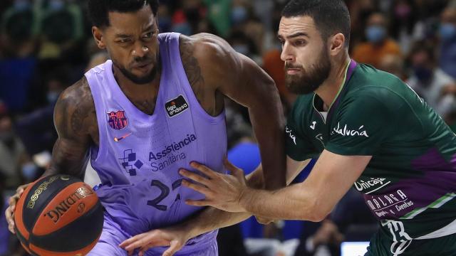 Cory Higgins pelea un balón ante Unicaja