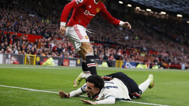 Cristiano Ronaldo y su acción con Curtis Jones durante el Manchester United - Liverpool