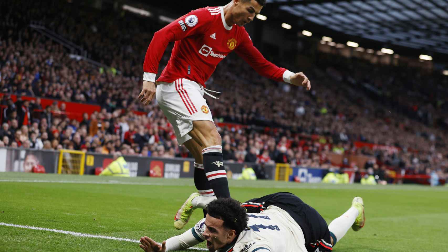 Cristiano Ronaldo y su acción con Curtis Jones durante el Manchester United - Liverpool