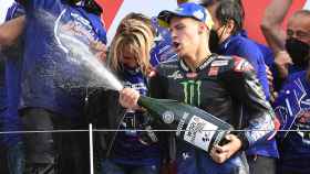 Fabio Quartararo celebra el título de campeón del mundo de MotoGP, rodeado de su familia y de su equipo, en Misano.