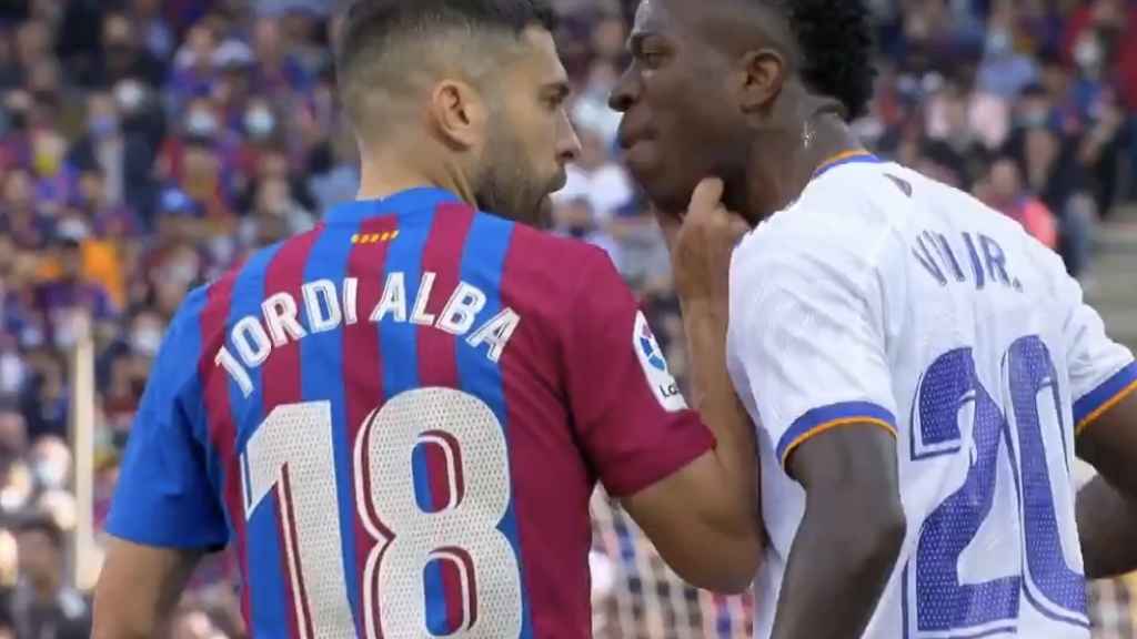 Jordi Alba y Vinicius dejan la imagen de El Clásico: tensión tras el posible penalti