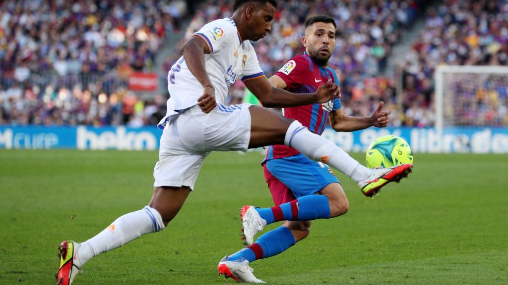 Rodrygo controla el balón presionado por Jordi Alba