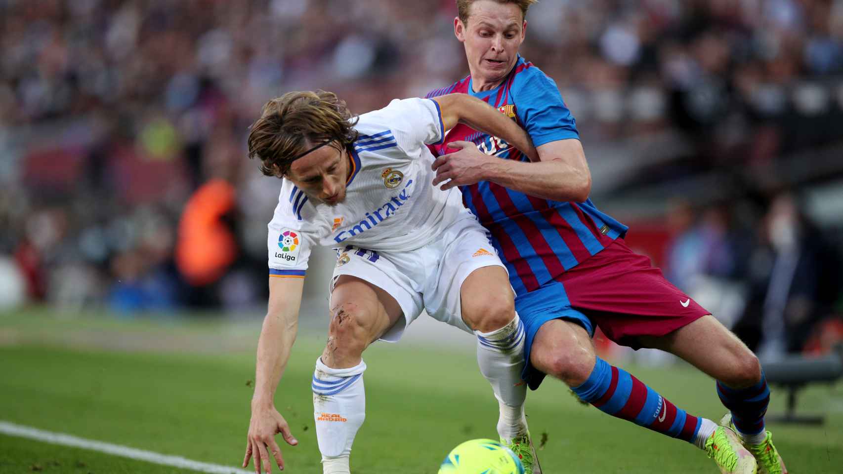 Frenkie de Jong agarra y empuja a Luka Modric para intentar robarle el balón