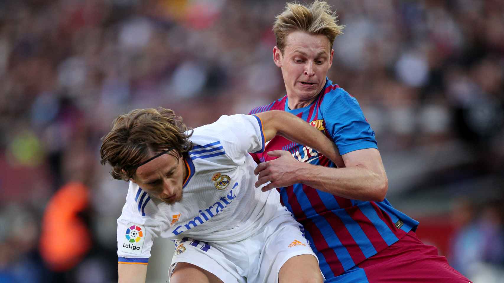 Frenkie de Jong agarra y empuja a Luka Modric para intentar robarle el balón