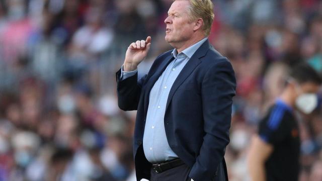 Ronald Koeman da órdenes a los jugadores del FC Barcelona durante El Clásico